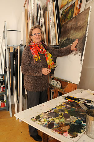 Mme Keeping Artiste peintre dans sa galerie à Rousset les Vignes